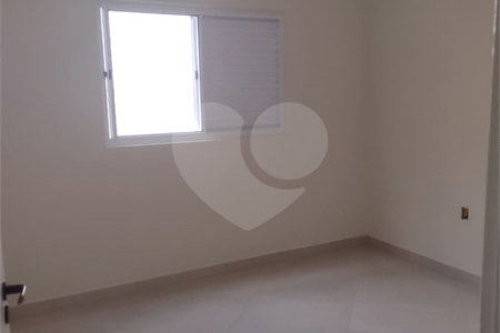 Casa Térrea com 3 dormitórios, sendo 1 suíte.
