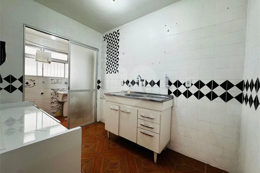Vende-se Apartamento de 2 Quartos com Sacada na Vila Mascote