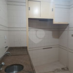 Apartamento super bem localizado, com 01 dormitório e armário embutido