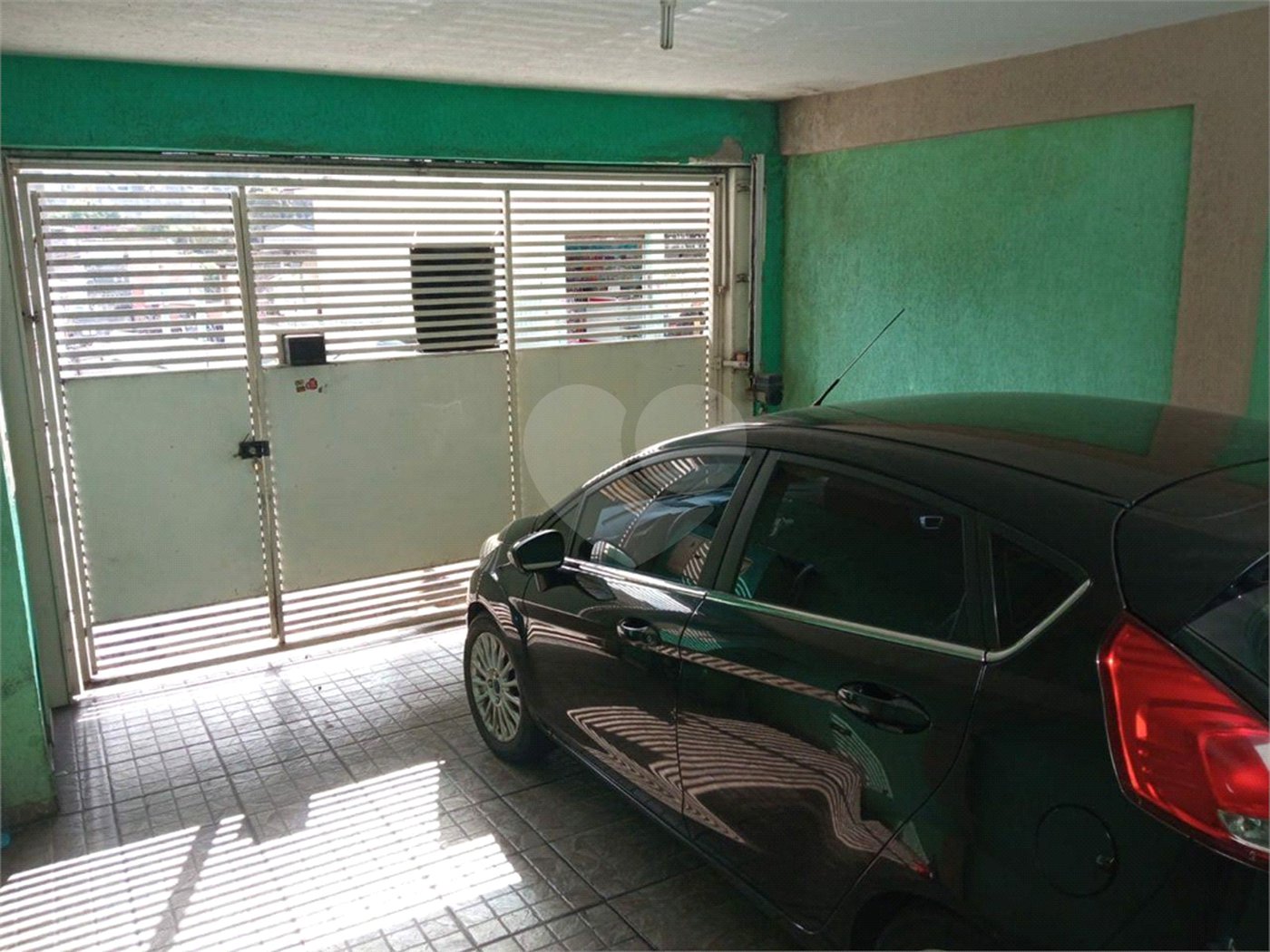 Ótimo sobrado, com amplo espaço interno (127m2), possuindo 03 dormitórios (01 suíte),