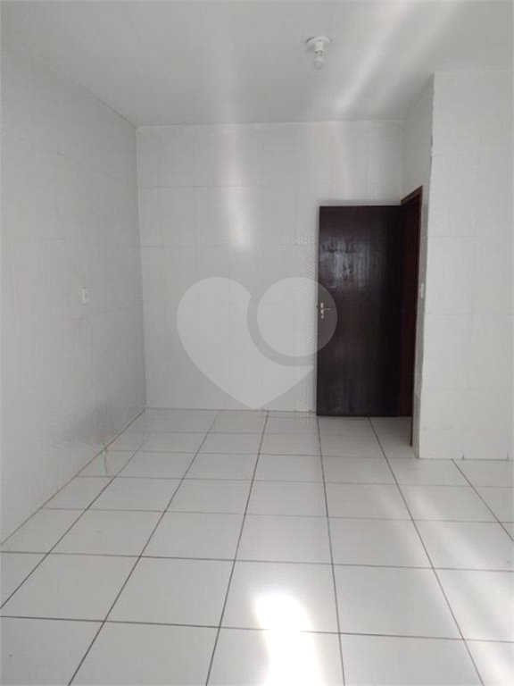 Casa térrea com 2 dormitórios, sendo 1 suíte.