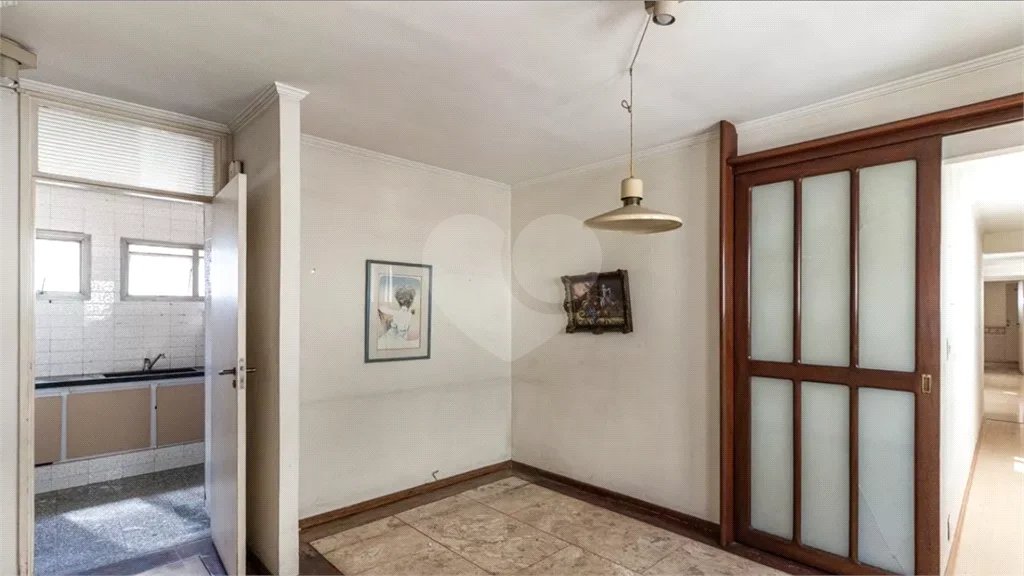 Este elegante apartamento em Higienópolis oferece 224m² de área muito bem distribuída, perfeito para quem valoriza conforto