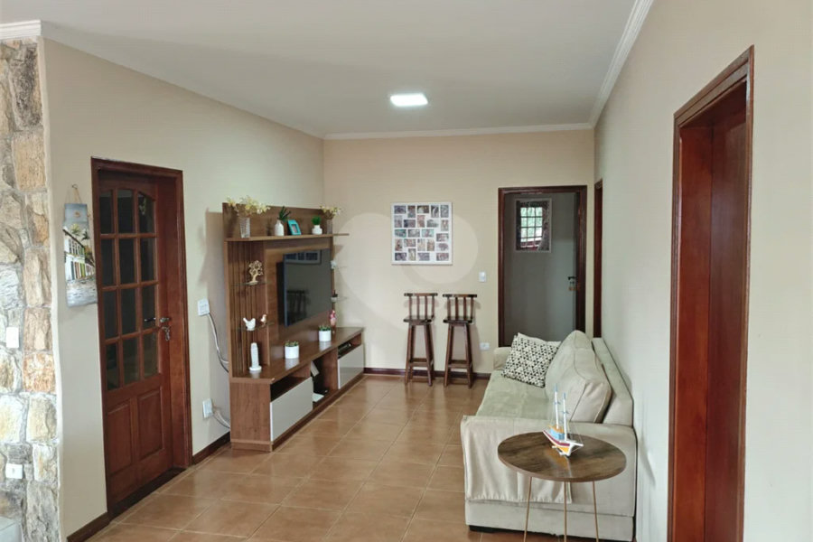 Casa à venda com 4 quartos, sendo 2 suítes,  em Country Residencial Felix, Bom Jesus dos Perdões, SP