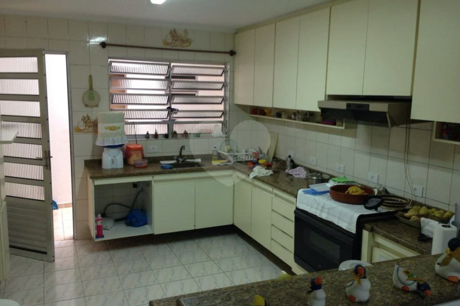Vende-se Sobrado em Condomínio Fechado – 3 Dormitórios | 180 m²
