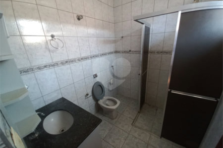 Casa térrea com 3 dormitórios, sendo 1 suíte.