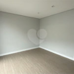 Sobrado de alto padrão no Swiss Park, totalmente reformado, com 4 suítes, piscina, elevador, espaço gourmet, 4 vagas e condomínio com lazer completo.
