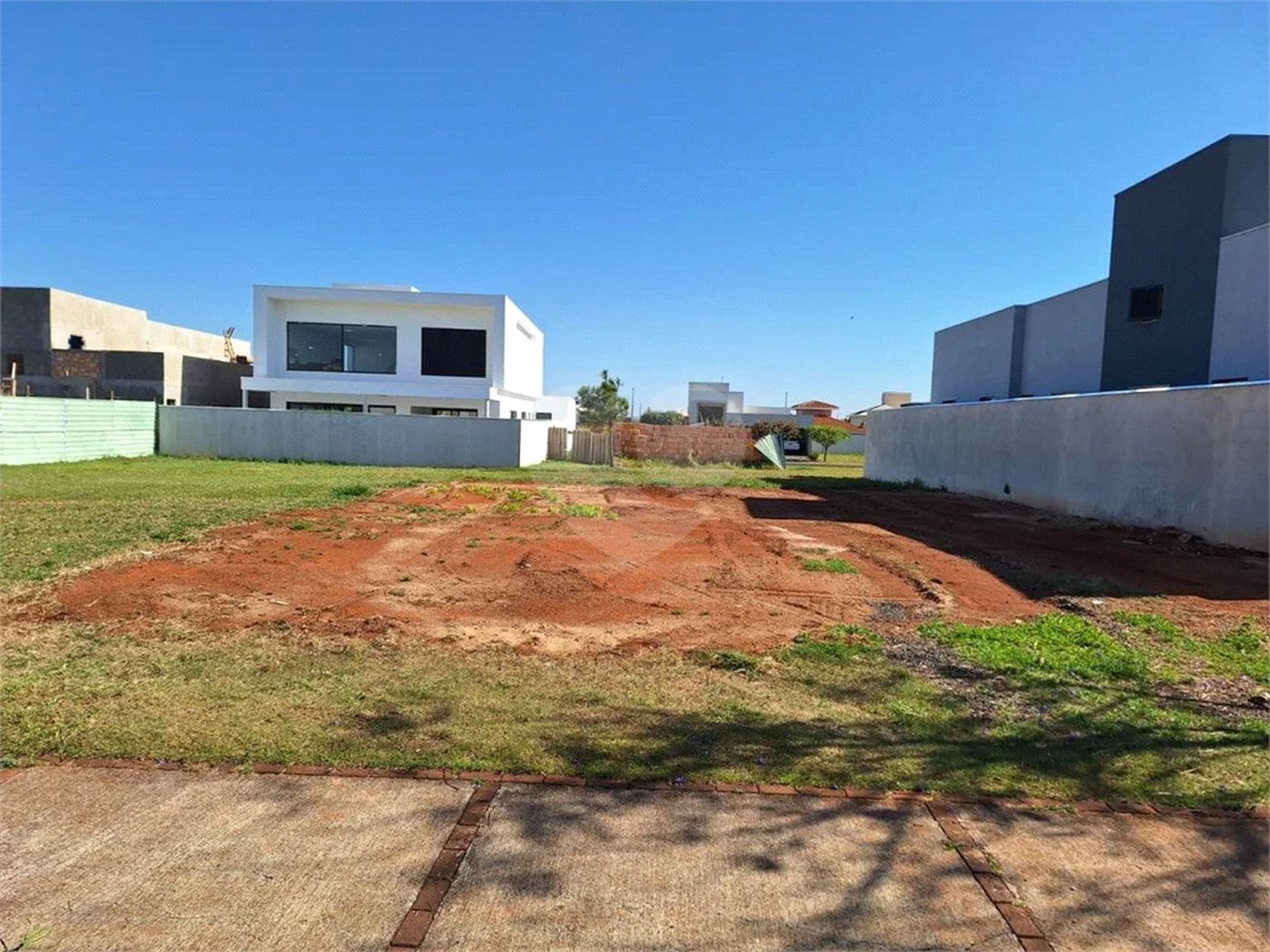 Terreno no Cyrela, plano e próximo do clube.