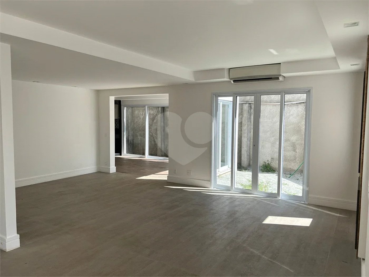 Residencial Tremembe Casa Linda - 255 mts - 04 dormit sendo 02 suites , 5 wcs - 04 vagas