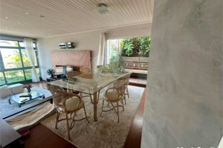 Casa com 400m², 4 dormitórios, sendo 3 suítes, 5 vagas de garagem, à venda na Vila Prudente.