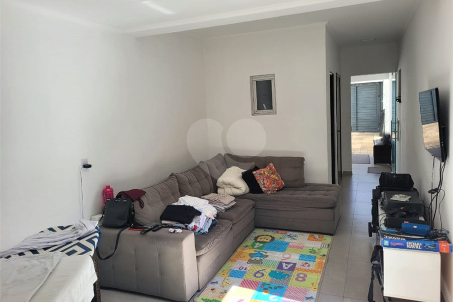 Sobrado com 14 metros de frente , na Região do Jardim Guapira , próximo ao Clube Guapira com 5 dormitórios, sendo 3 suíte com armários embutidos ,banheiro social, Sala para 2 ambientes, escritório com banheiro .cozinha ampla com armários, área de serviço ,dispensa, quintal com banheiro externo c