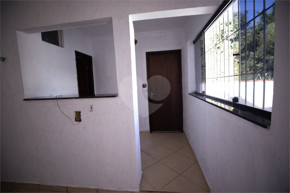 Casa com 4 Dormitórios e área de lazer com piscina
