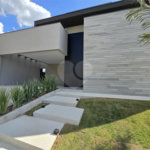 Maravilhosa Casa térrea em condomínio fechado no Portal Lamis, com 3 suítes, piscina privativa e persianas elétricas em excelente condomínio com salão de festas, piscina, quadras de tênis, beach tênis e campo de futebol. Vista cinematográfica da Pedra Grande.