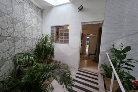 Casa com edícula no Abdelnur.