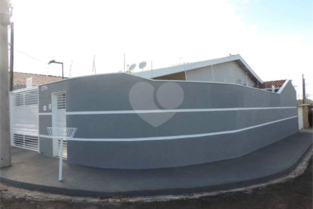 Casa Térrea com 2 dormitórios, sendo 1 suíte.