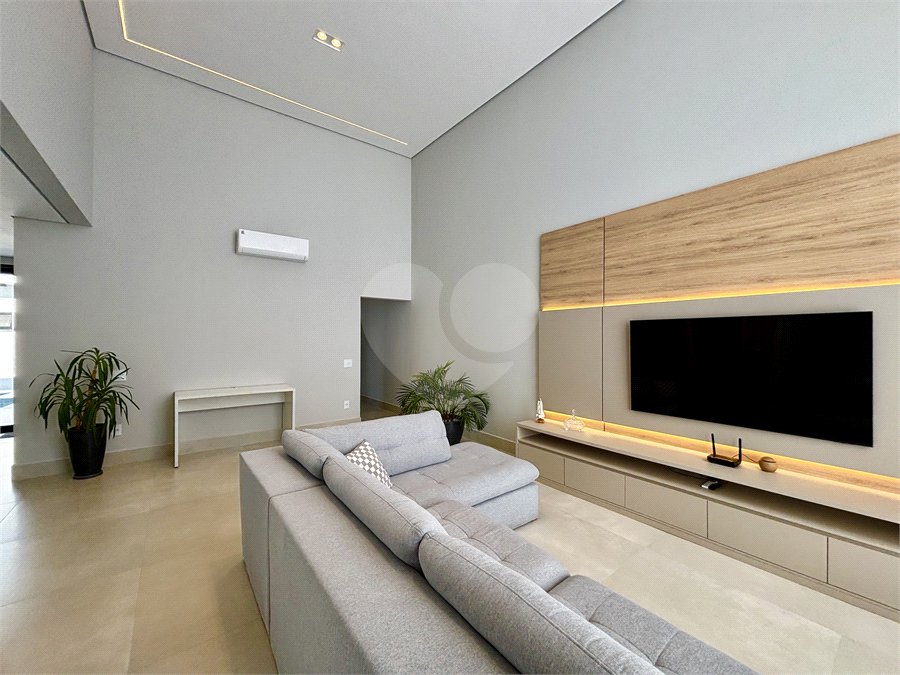 Indaiatuba - Sp - Condominio Maria Candida - R$ 2.250.000,00 - 3 suítes, sendo 1 master com closet e banheiro com duas cubas e dois chuveiros - Escritório - Piscina em Alvenaria aquecida e Hidro com Iluminação - Ar Condicionado instalado em todos os quartos, escritorio, sala e area gourmet