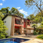 Casa em condomínio com 3 dormitórios, 01 suíte, garagem para 06 carros, área gourmet, piscina.