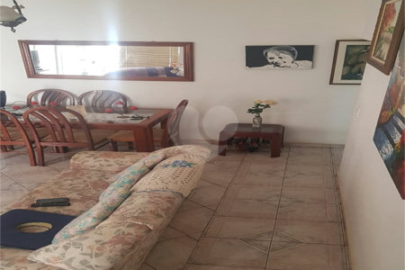 Sobrado à Venda no Parque Fehr – 3 Dormitórios e Área Gourmet em Rua Tranquila