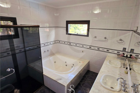Indaiatuba- Vale das Laranjeiras - Vista dos fundos para o lago - Casa assobradada - 3 pisos, 4 quartos, 2 suítes, uma com hidro ,escritório, sala 3 ambientes, lareira, lavabo,cozinha ampla, despensa, lavanderia, churrasqueira, forno pizza, 6 wcs, piscina, jardim despensa, garagem, segurança