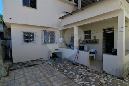 Ó TIMO CASA COM 3 QUARTOS E TERRAÇO EM CONTOMINIO FECHADO