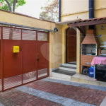 Sobrado com 2 vagas.