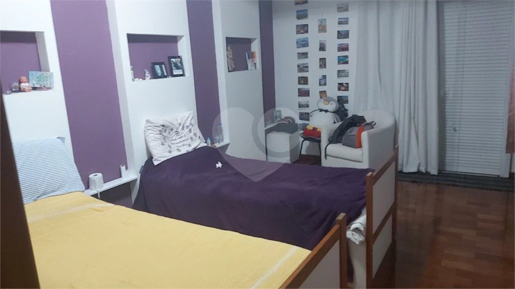 Sobrado com 224m² , 3 dormitórios , sendo 2 suítes , 3 vagas de garagem , 7 banheiros , à venda na Vila Scarpelli em Santo André.