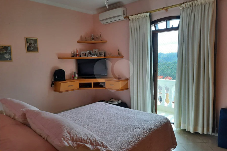 Sobrado à venda com 4 quartos, sendo 3 suítes,  em Região Central, Caieiras, SP