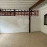Casa espaçosa com 3 quartos, suíte, quintal e 2 vagas na Vila Santa Catarina