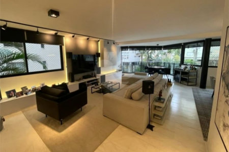 Apartamento LINDO reformado 4 dormitórios, sendo 2 suítes 1 mster, closet varandas integradas.