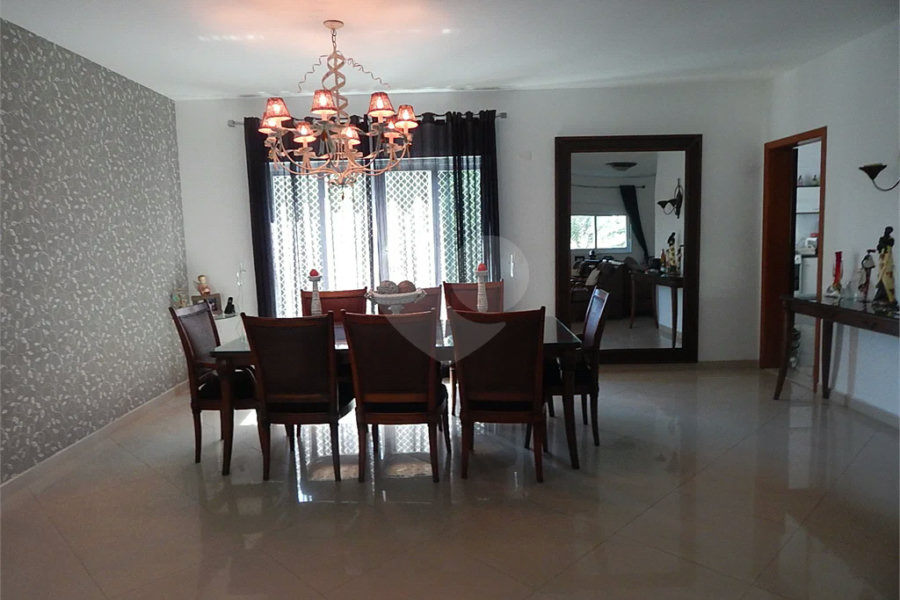 Casa em condomínio fechado no Jardim Floresta, 3 suítes, área gourmet, piscina, 4 vagas.