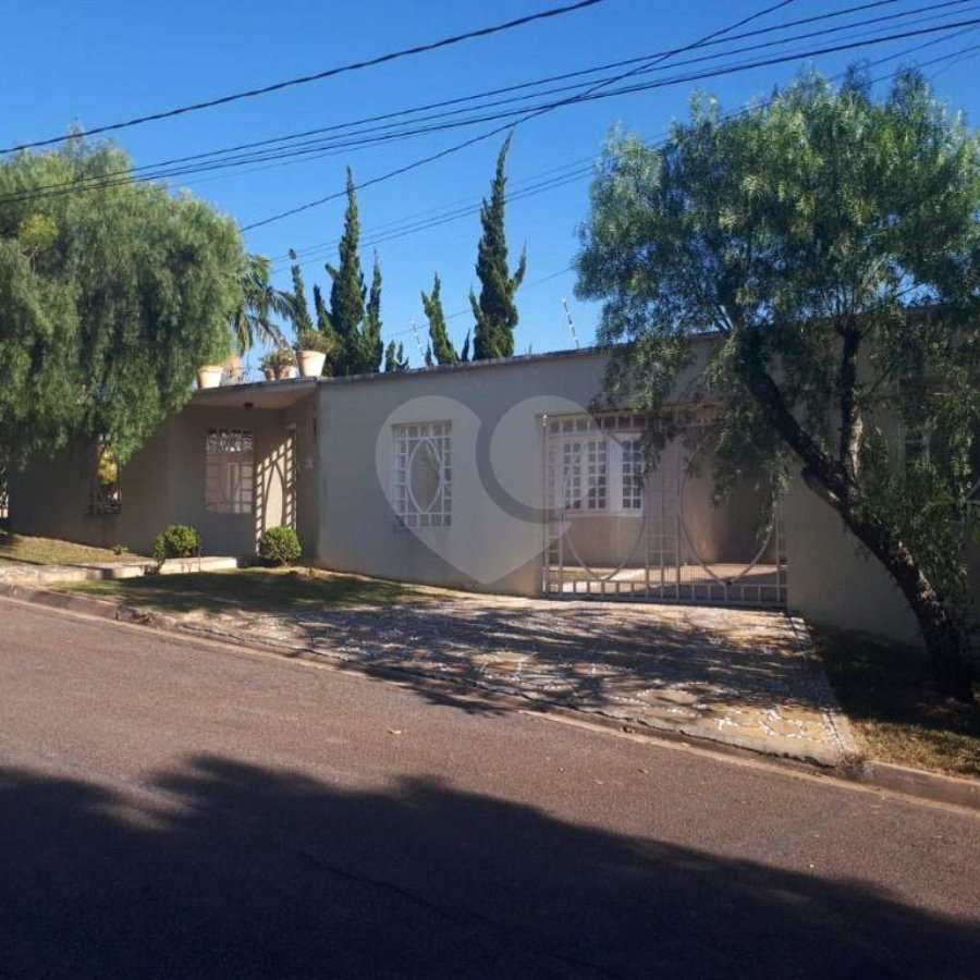 Casa terrea à venda no Canjaranas em Vinhedo-SP.