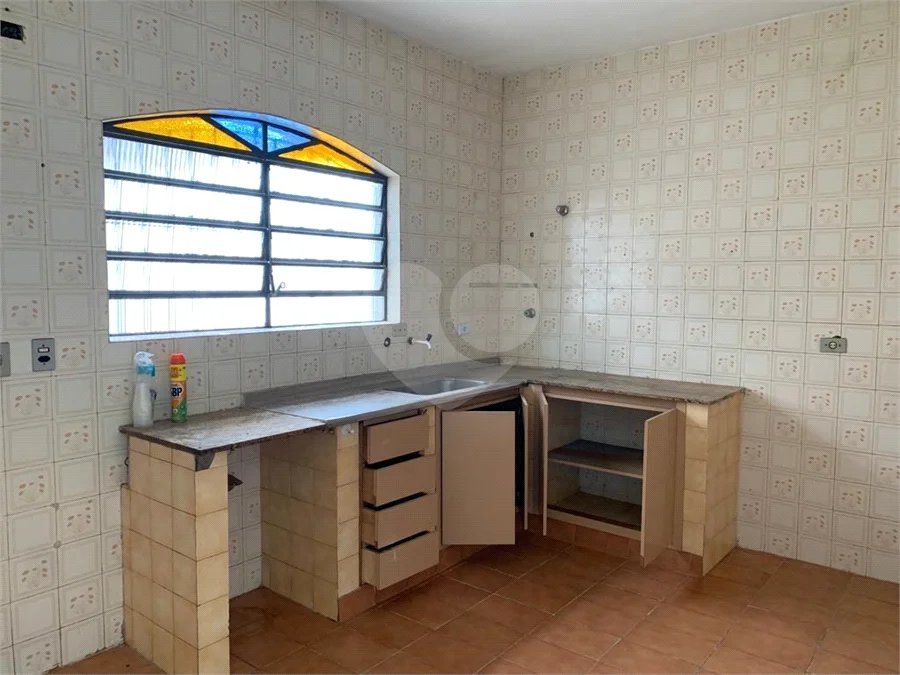 Casa espaçosa com 3 quartos, suíte, quintal e 2 vagas na Vila Santa Catarina