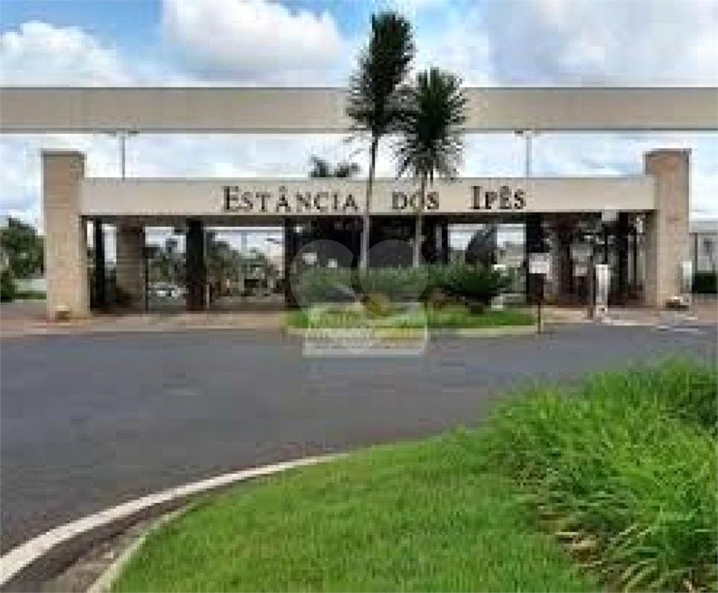 Estância dos Ipês , terreno plano , bem localizado e murado dos lados e fundos