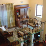 Casa com 3 dormitórios sendo 1 suíte, escritórios, 2 salas, cozinha, 3 vagas de garagem.