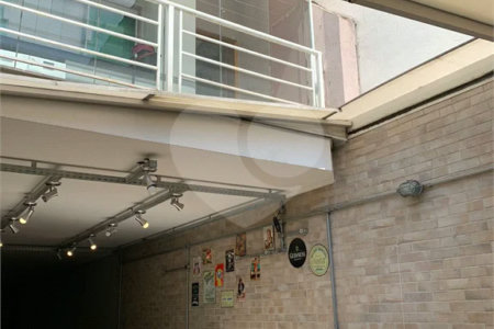 Sobrado com 3 quartos e garagem para 5 veículos.
