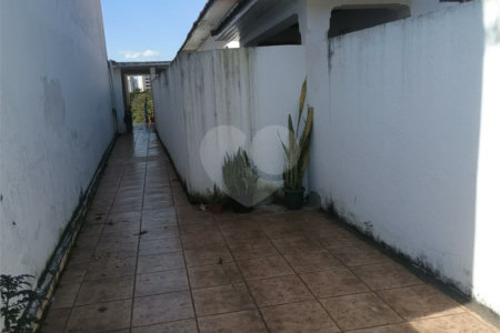 Casa de 1 dormitório com quintal e jardim na Vila Ipojuca!