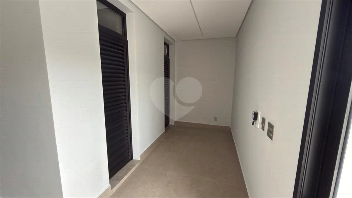 Sobrado de alto padrão no Swiss Park, totalmente reformado, com 4 suítes, piscina, elevador, espaço gourmet, 4 vagas e condomínio com lazer completo.