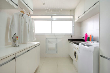 Apartamento à venda no Campo Belo de 385 metros quadrados 04 suítes 05 vagas.