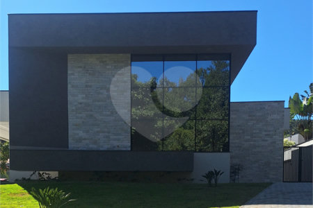 Casa a venda com 04 suítes área gourmet e 6 vagas para autos em condominio fechado Atibaia