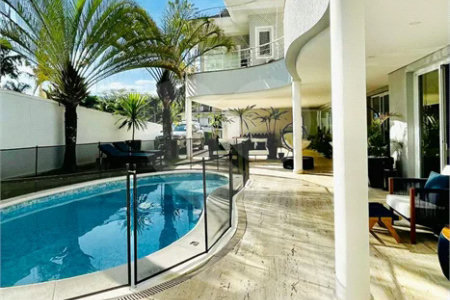 Casa à venda em Tamboré, toda reformada e decorada por arquitetos renomados