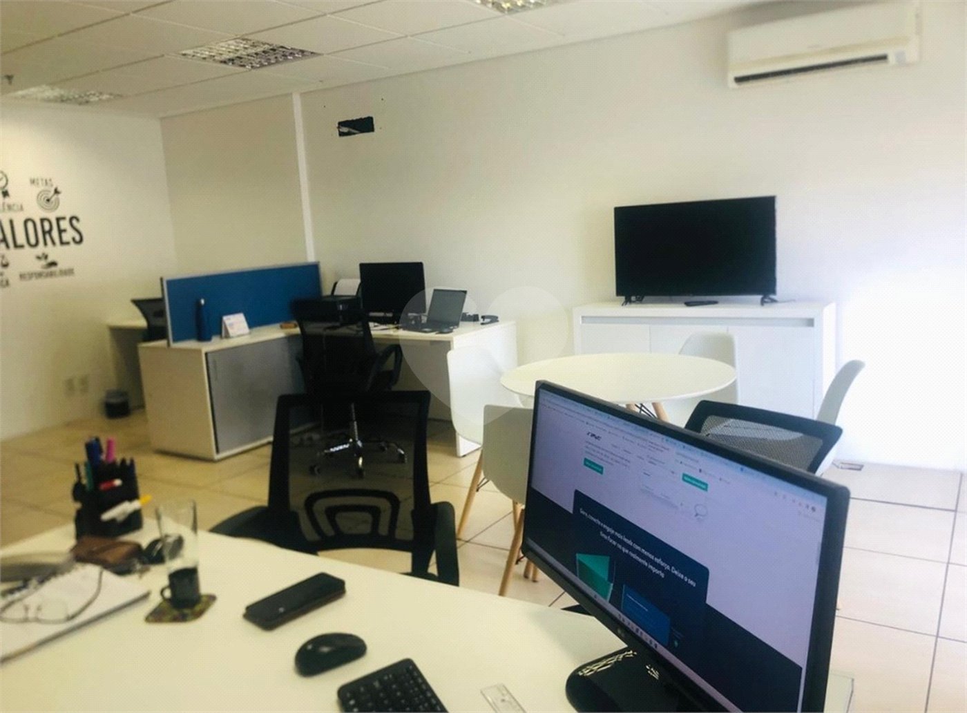Otima sala comercial com sacada e uma vaga para auto no Nova América Office em Santo Amaro.