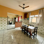 Casa térrea com piscina e 3 quartos.