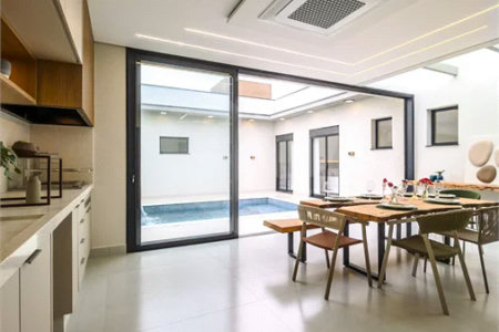 Casa Térrea – Condomínio Maria Cândida - 300 m² de terreno - 212 m² de área construída - 4 vagas de garagem, sendo 2 cobertas - Sala de jantar e estar integradas, com pé-direito duplo e cortina - 3 suítes com ar-condicionado, sendo 1 master com closet – planejado – Roupeiro – Escritório - Cozinha