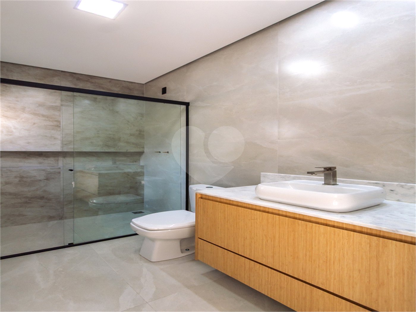 Indaiatuba- Jardim Bom Sucesso - Venda: R$ 765.000,00 - Área total: 150m² Área construída: 115m² - 3 dormitórios sendo 1 suíte com armário planejado; Cozinha integrada; Sala para dois ambientes; Banheiros com box gabinetes e espelhos; Área gourmet com churrasqueira a carvão e móveis planejados;