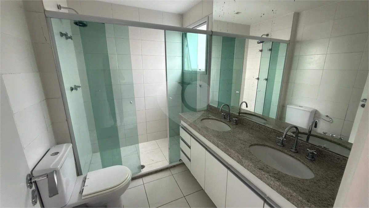 Apartamento de 155 m² com 4 dormitórios, varanda e 2 vagas de garagem. Condomínio com piscinas adulto, infantil e aquecida, lazer e portaria 24 horas.