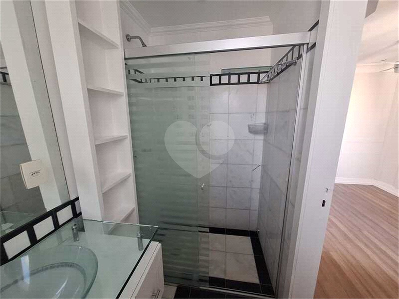 Apartamento para locação com 2 dormitórios, sendo 1 suíte com 02 vagas, totalmente climatizado nos 3 ambientes