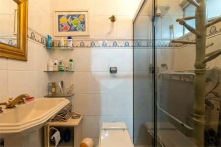 Casa a venda no Planalto Paulista, 2 suítes, 4 vagas, 230 m², quintal e localização privilegiada