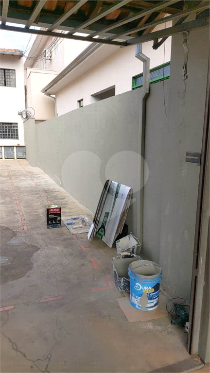 Prédio para venda com 6 kitnets.