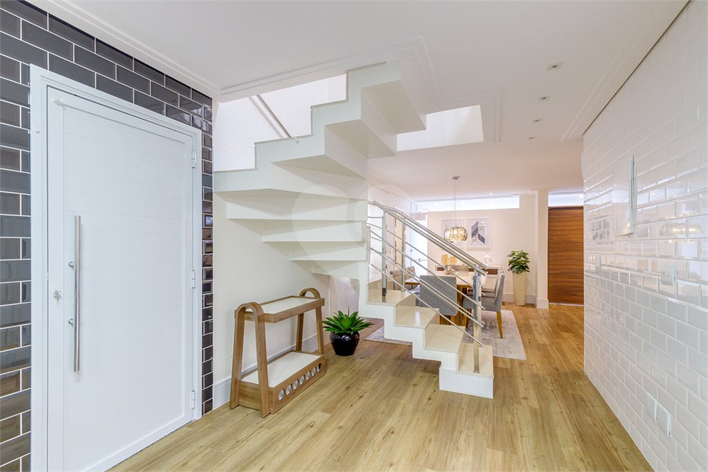 Casa à venda com 4 quartos, sendo 2 suítes, no condomínio Residencial Vila Lagos, São Paulo - SP
