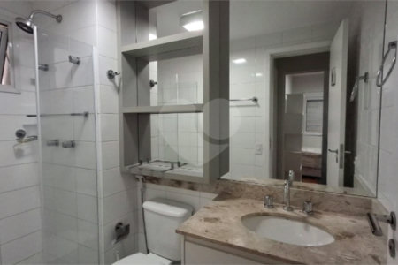 Apartamento com dois dormitórios sendo um climatizado, com duas vagas de garagem.