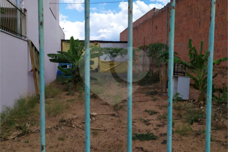 Terreno plano de 150,00 m² de área .